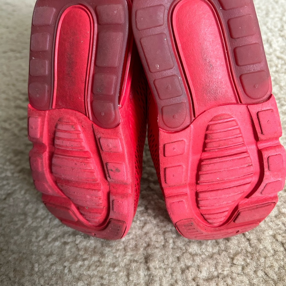 Red nikes - Picture 4 of 4